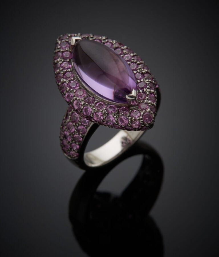 BAGUE "Marquise" en or gris et or noirci (750‰) bombé, serti d'une améthyste ca…
