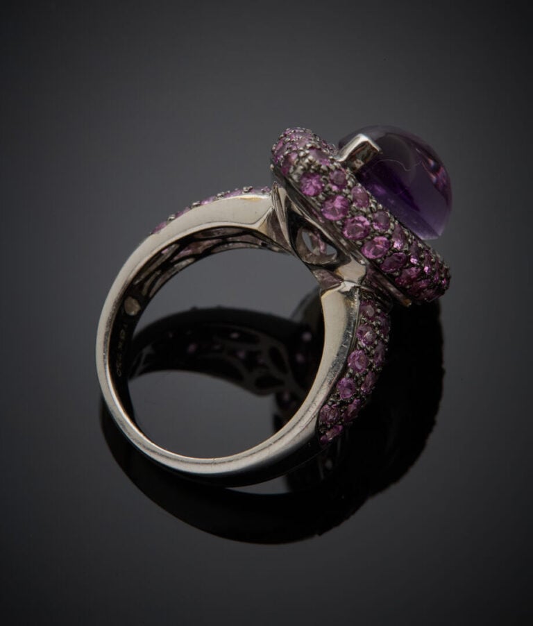 BAGUE "Marquise" en or gris et or noirci (750‰) bombé, serti d'une améthyste ca…