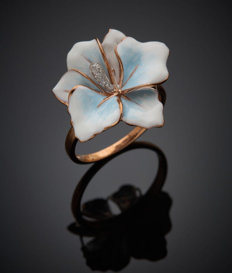 BAGUE "orchidée" en or rose (375‰) 9 carats orné d'émail blanc et bleu, le pist…