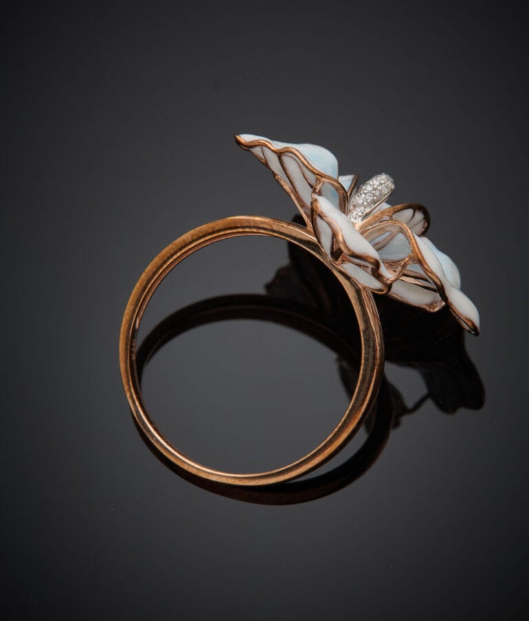 BAGUE "orchidée" en or rose (375‰) 9 carats orné d'émail blanc et bleu, le pist…
