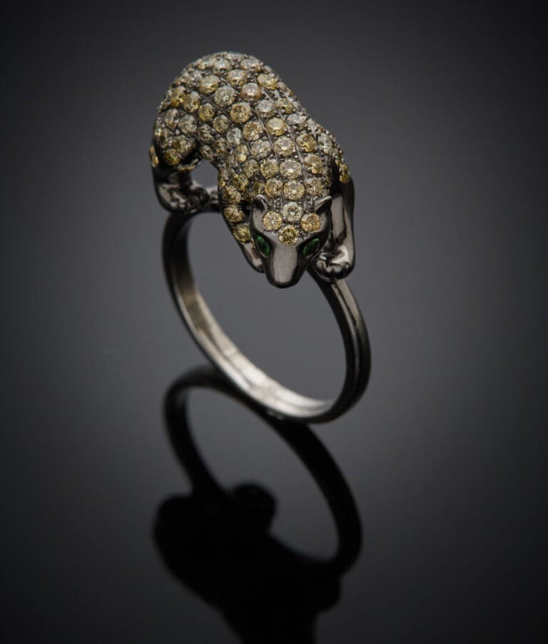 BAGUE "ours" en or noirci (750‰) serti de diamants jaunes taille brillant, les…