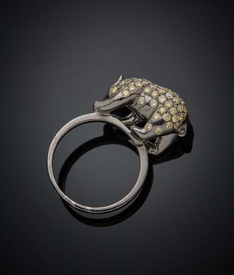 BAGUE "ours" en or noirci (750‰) serti de diamants jaunes taille brillant, les…