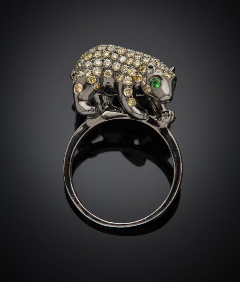 BAGUE "ours" en or noirci (750‰) serti de diamants jaunes taille brillant, les…