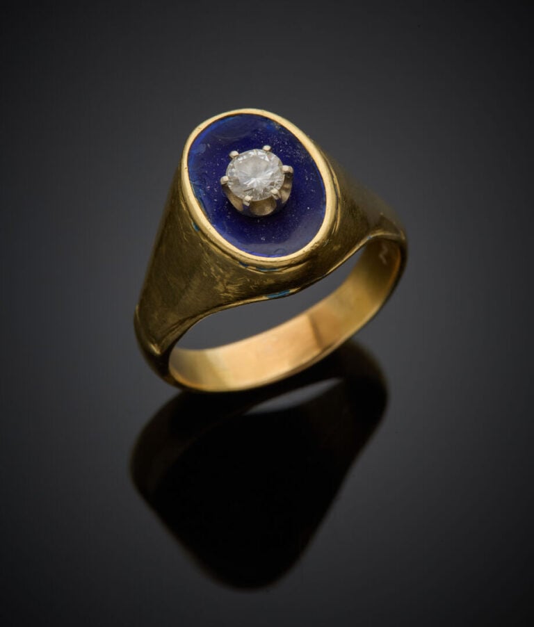 BAGUE ovale chevalière en or jaune (750‰) orné d'émail bleu flanqué d'un diaman…