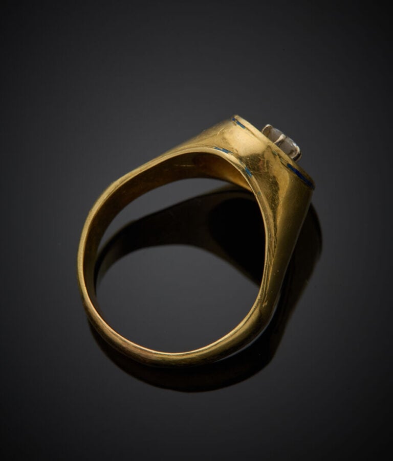 BAGUE ovale chevalière en or jaune (750‰) orné d'émail bleu flanqué d'un diaman…
