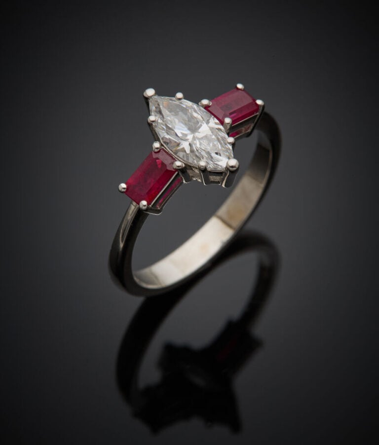 BAGUE solitaire en or gris (750‰) serti d'un diamant taille navette épaulé de d…