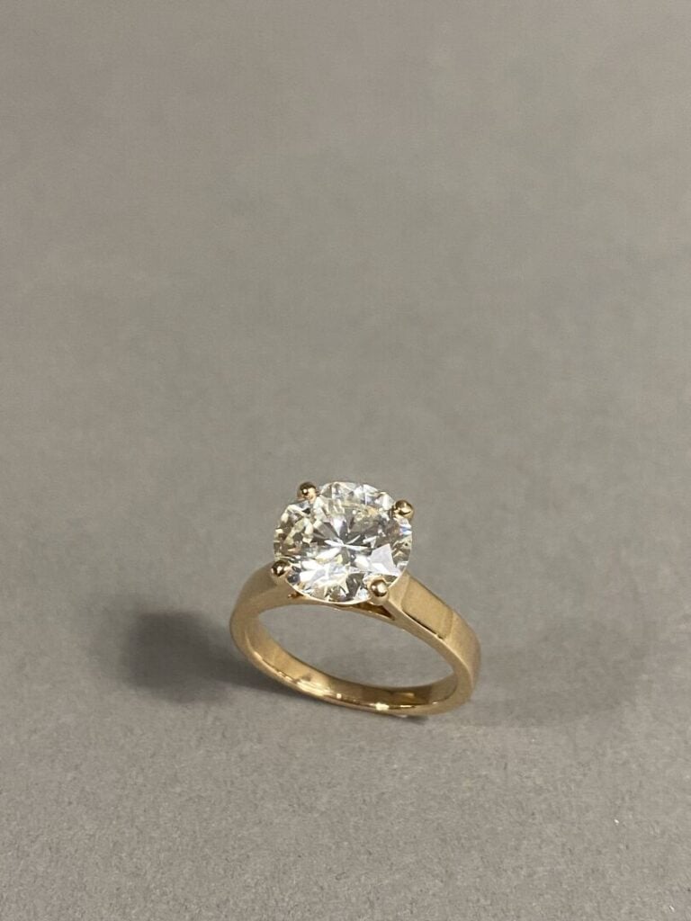 BAGUE Solitaire en or jaune (750) serti d'un diamant taille brillant pesant env…