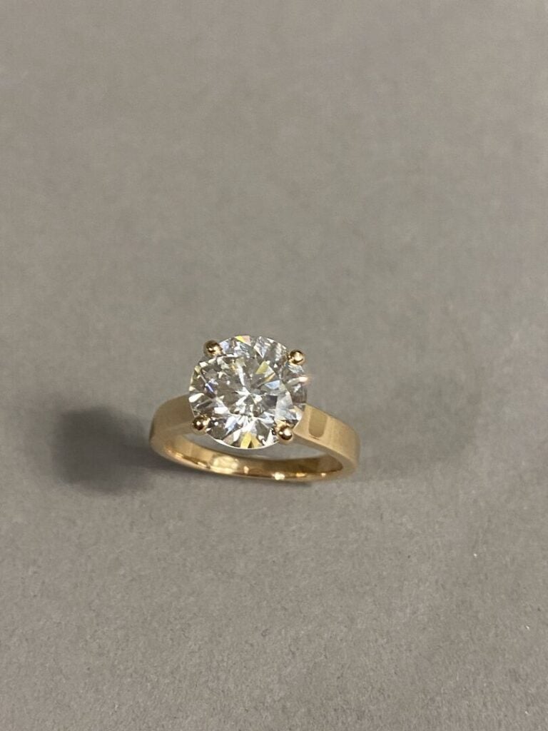 BAGUE Solitaire en or jaune (750) serti d'un diamant taille brillant pesant env…