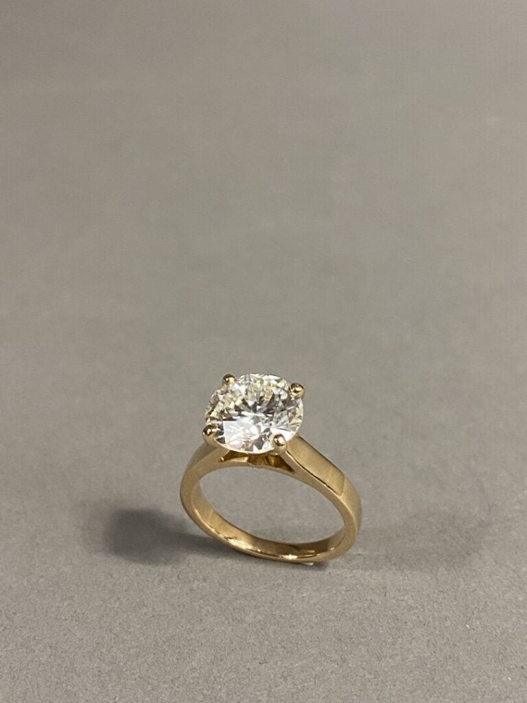 BAGUE Solitaire en or jaune (750) serti d'un diamant taille brillant pesant env…
