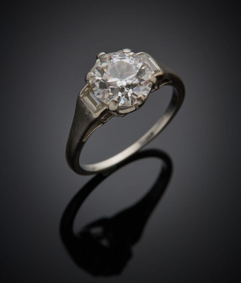BAGUE "solitaire" en platine (950‰) serti d'un diamant taille ancienne (nombreu…