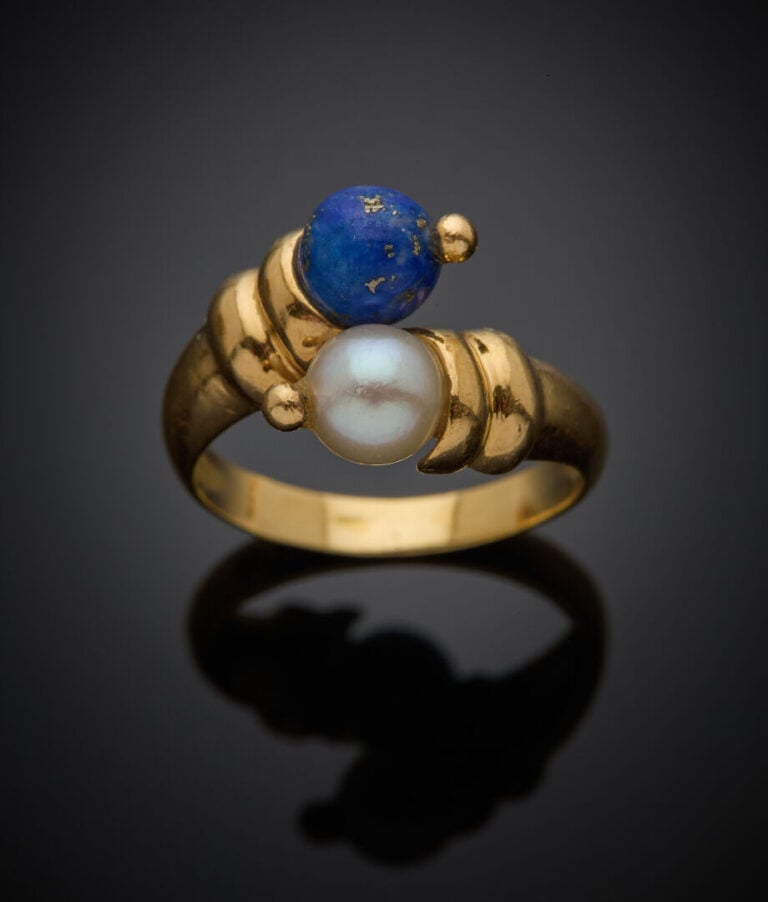 BAGUE "toi & moi" en or jaune (750‰) orné d'une perle de culture et une perle d…