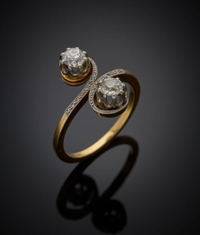 BAGUE "toi & moi" en platine (950‰) et or jaune (750‰) serti de deux diamants t…