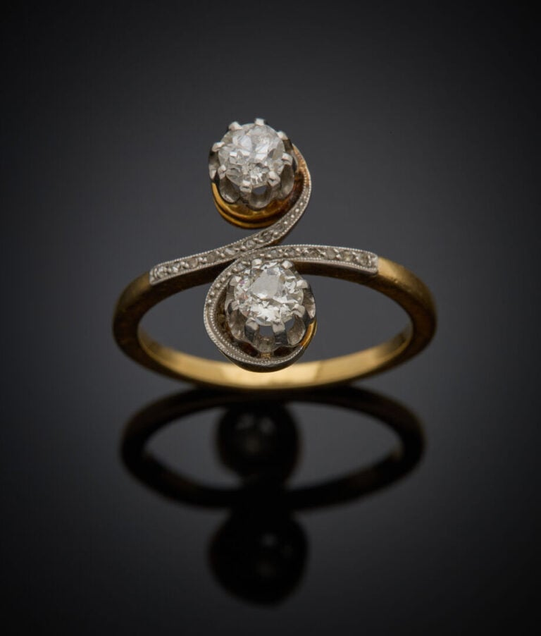 BAGUE "toi & moi" en platine (950‰) et or jaune (750‰) serti de deux diamants t…
