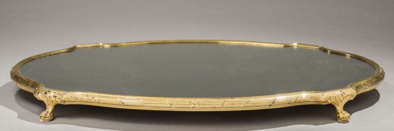 BOIN TABURET - Surtout de table en bronze doré à décor d'une frise de rubans -…