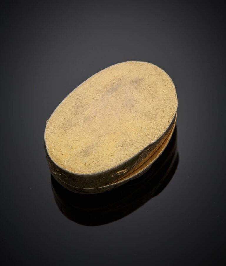 BOITE à PILULES ovale en argent et vermeil (min. 800‰) orné d'une miniature pei…