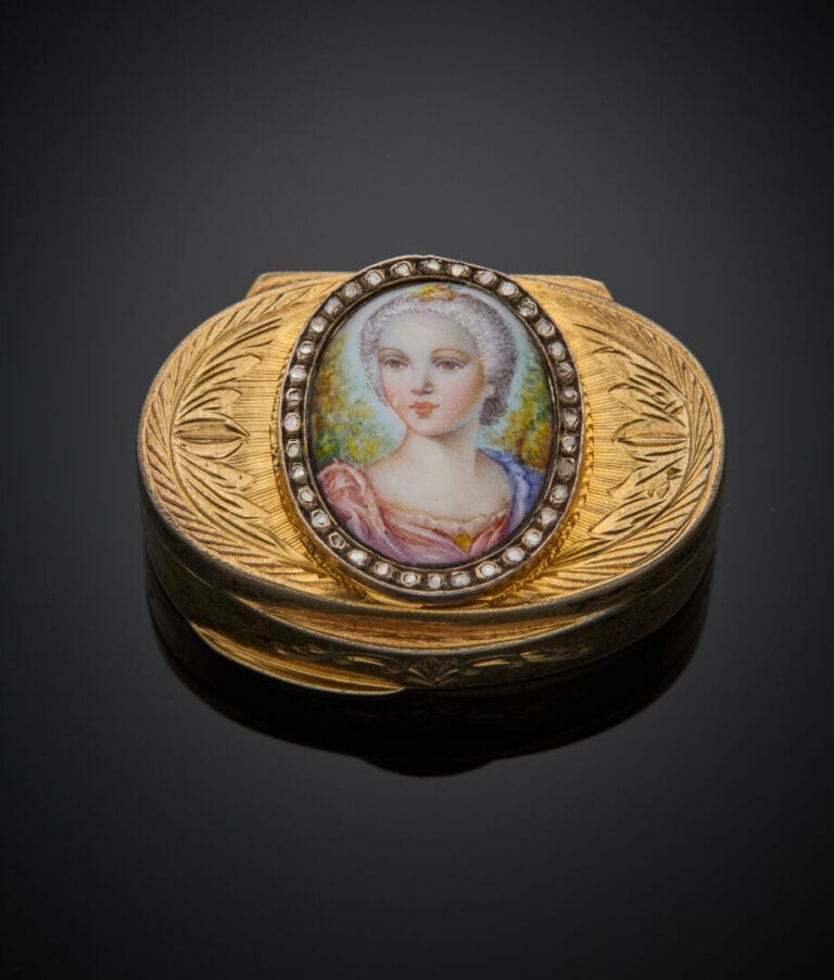 BOITE à PILULES ovale en argent et vermeil (min. 800‰) orné d'une miniature pei…