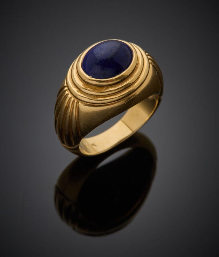 BOUCHERON - - BAGUE "dôme" en or jaune (750‰) godronné, surmontée d'un cabochon…