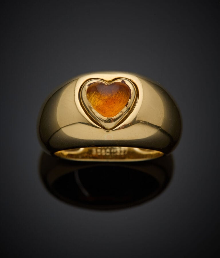 BOUCHERON - - BAGUE jonc en or jaune (750‰) centré d'un motif cœur pivotant, d'…