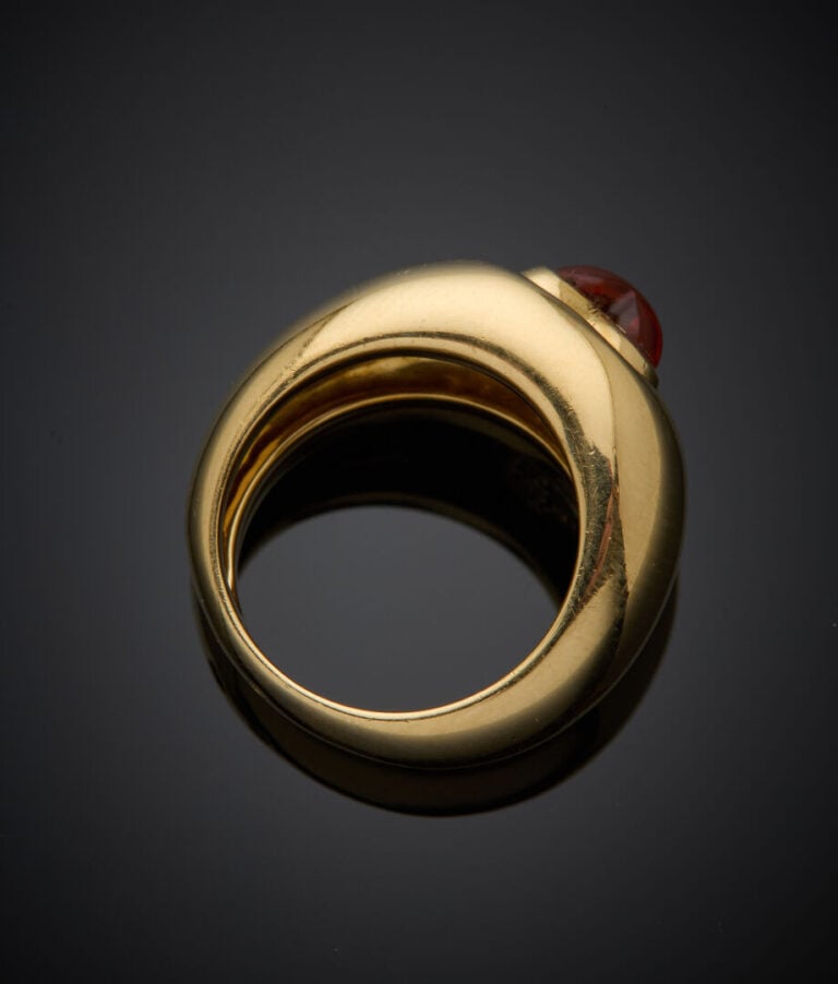 BOUCHERON - - BAGUE jonc en or jaune (750‰) centré d'un motif cœur pivotant, d'…