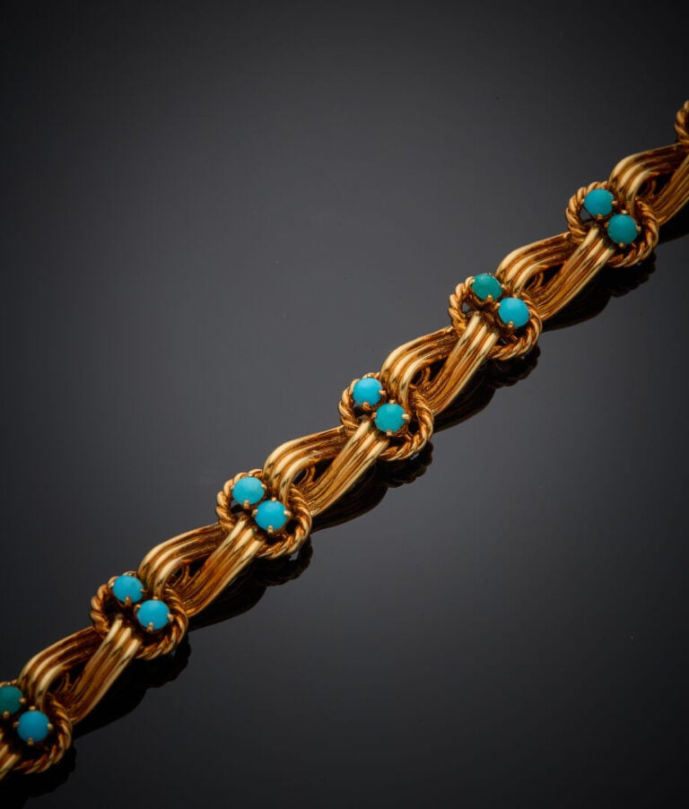BOUCHERON - - BRACELET en or jaune (750‰) godronné et torsadé à motifs sineux,…