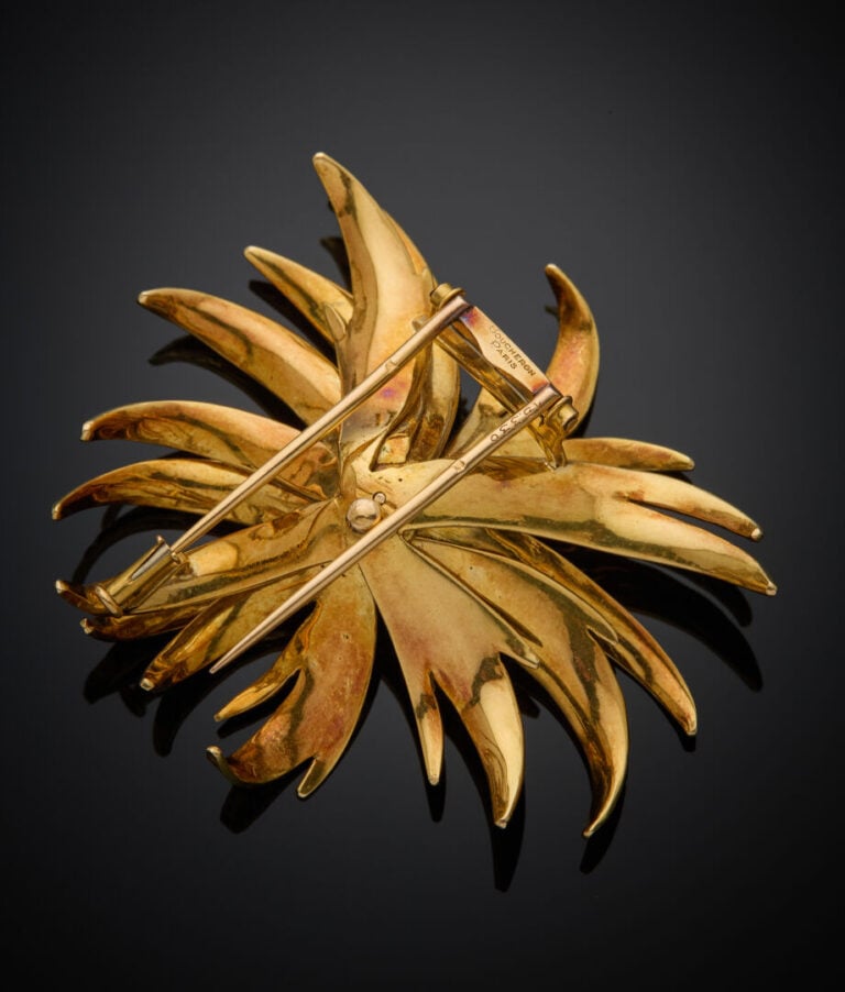 BOUCHERON - - CLIP DE CORSAGE "fleur" en or jaune (750‰) entièrement ciselé et…