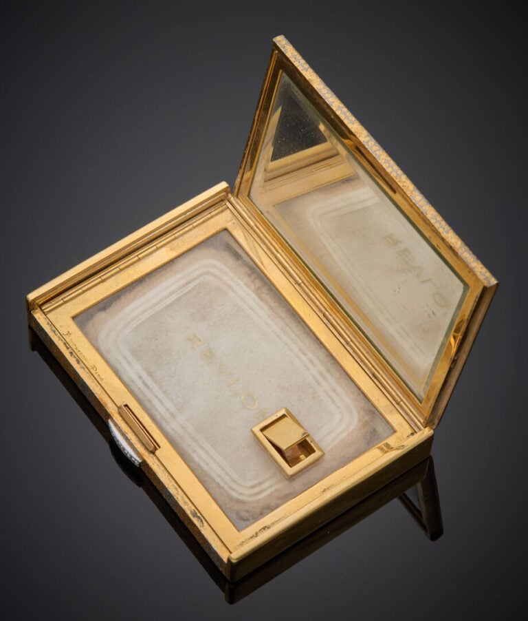 BOUCHERON - - POUDRIER "délicate vannerie" en or jaune et or gris (750‰) amati…