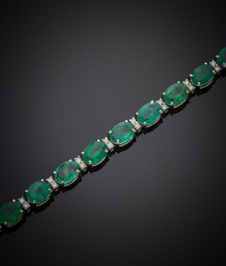 BRACELET articulé en or gris (750‰) serti d'émeraudes ovales et diamants taille…
