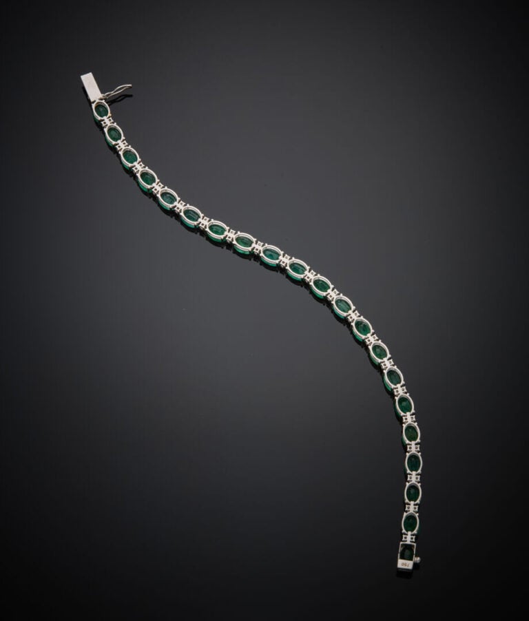 BRACELET articulé en or gris (750‰) serti d'émeraudes ovales et diamants taille…