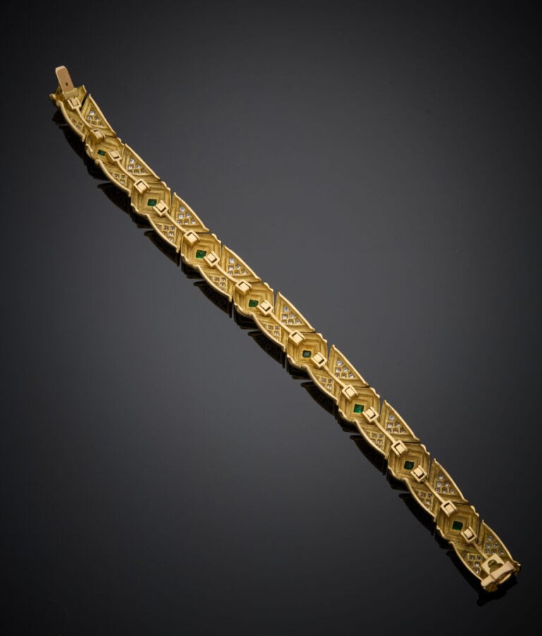 BRACELET articulé géométrique en or jaune (750‰) godronné, serti de neuf émerau…