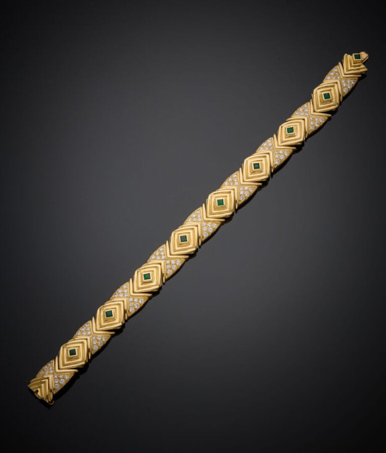BRACELET articulé géométrique en or jaune (750‰) godronné, serti de neuf émerau…
