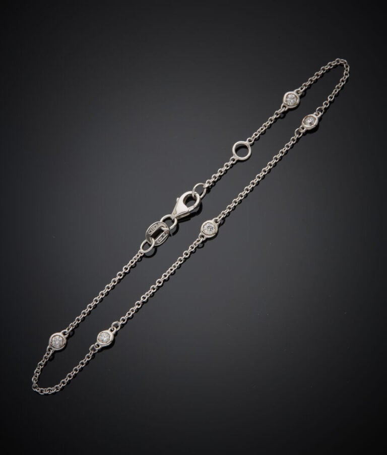 BRACELET chaînette en or gris (585‰) 14 carats, serti de cinq diamants taille b…