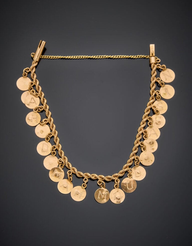 BRACELET "charm's" en or rose (750‰) à maille torsadée, retenant des breloques…
