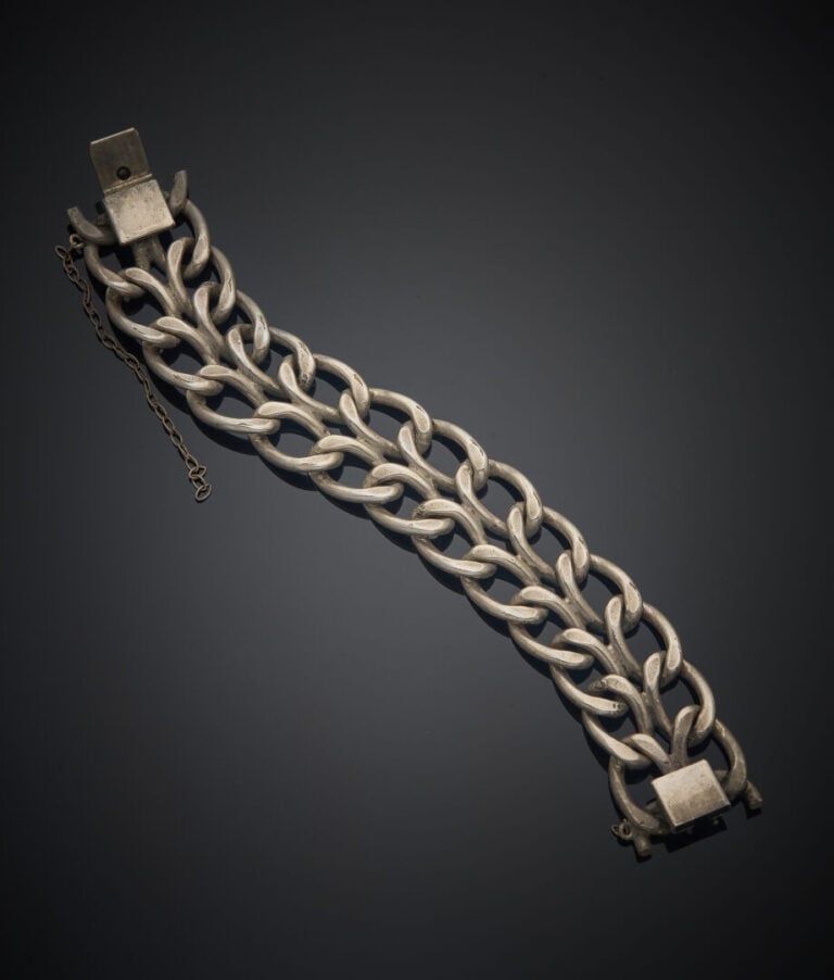 BRACELET en métal à double maille gourmette. - Long.: 19 cm. Larg.: 2,5 cm.
