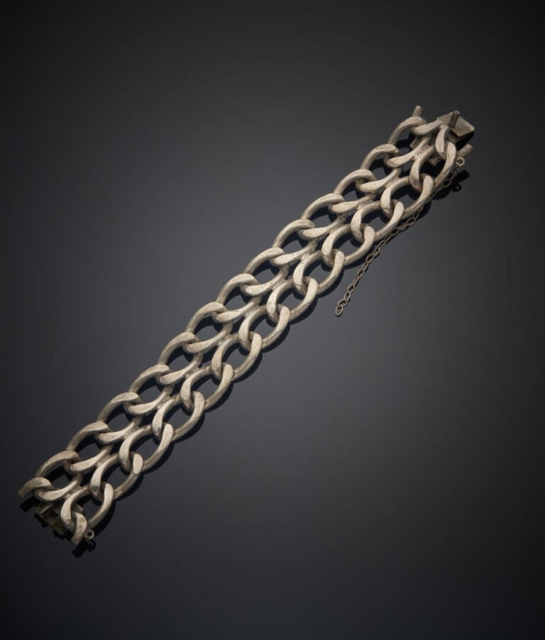 BRACELET en métal à double maille gourmette. - Long.: 19 cm. Larg.: 2,5 cm.