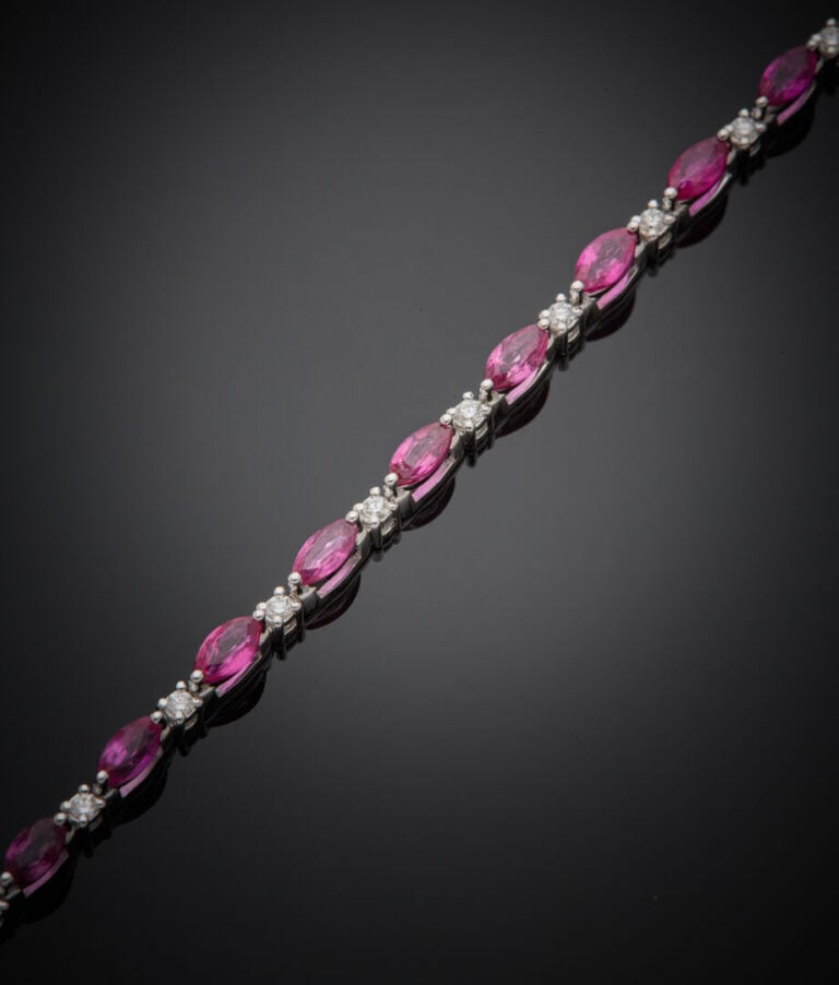 BRACELET en or gris (750‰) serti de diamants taille brillant et rubis taille na…