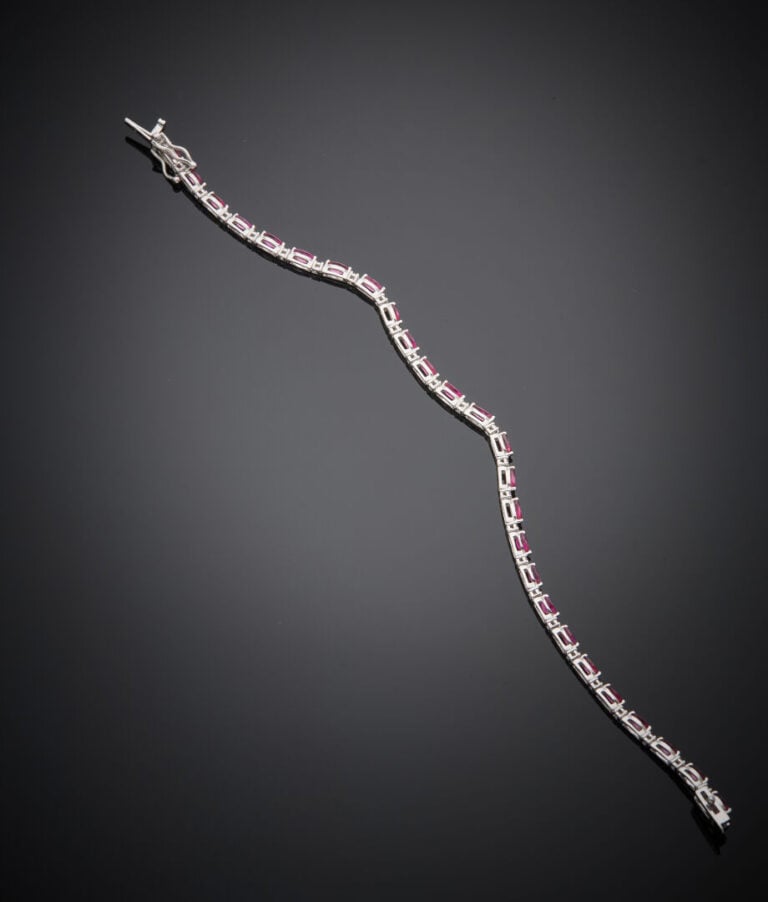 BRACELET en or gris (750‰) serti de diamants taille brillant et rubis taille na…