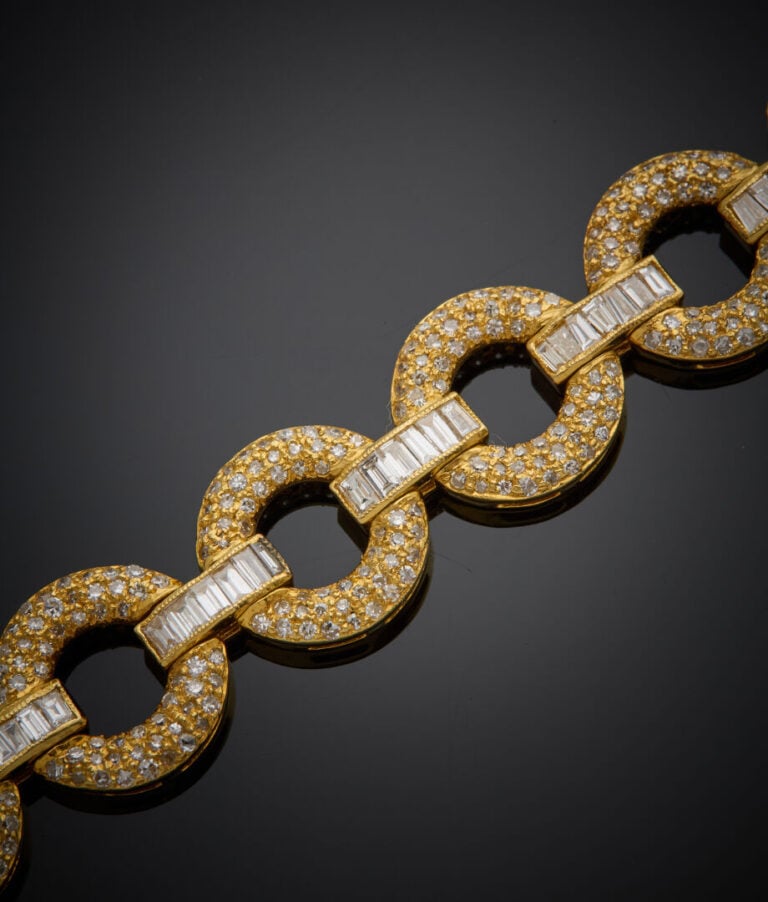 BRACELET en or jaune (750‰) à maillons circulaires, serti de diamants taille br…