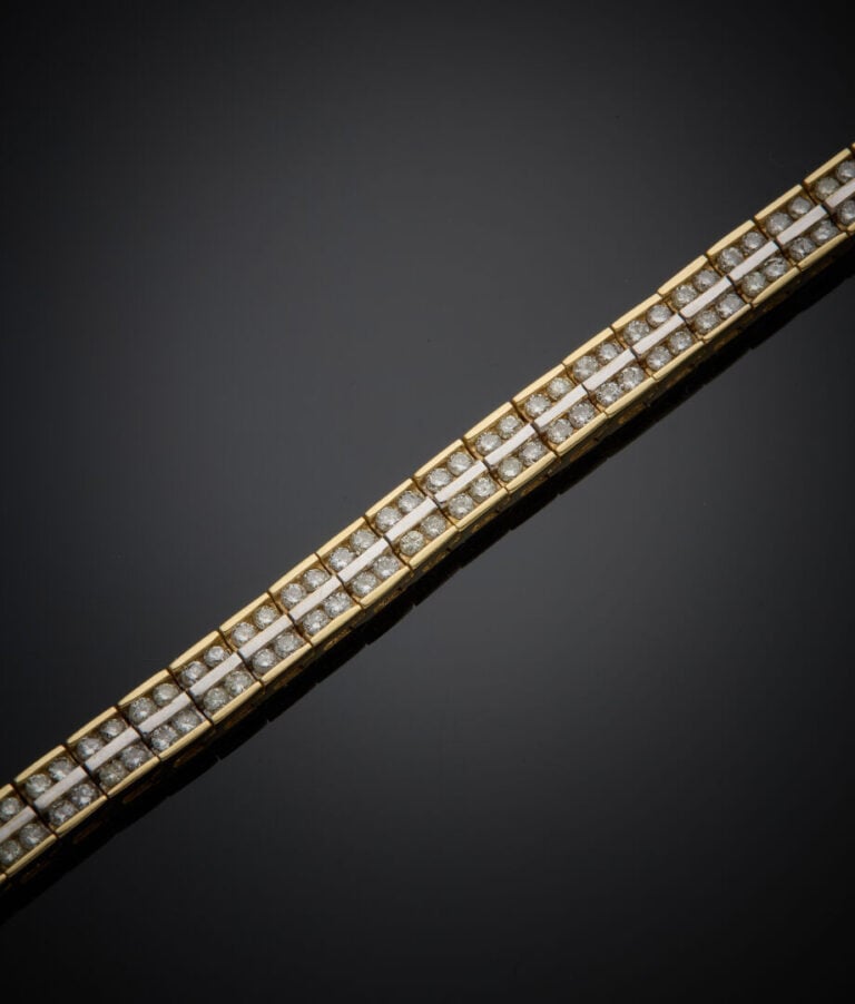 BRACELET en or jaune et or gris (585‰) 14 carats, serti d'un double rang de dia…