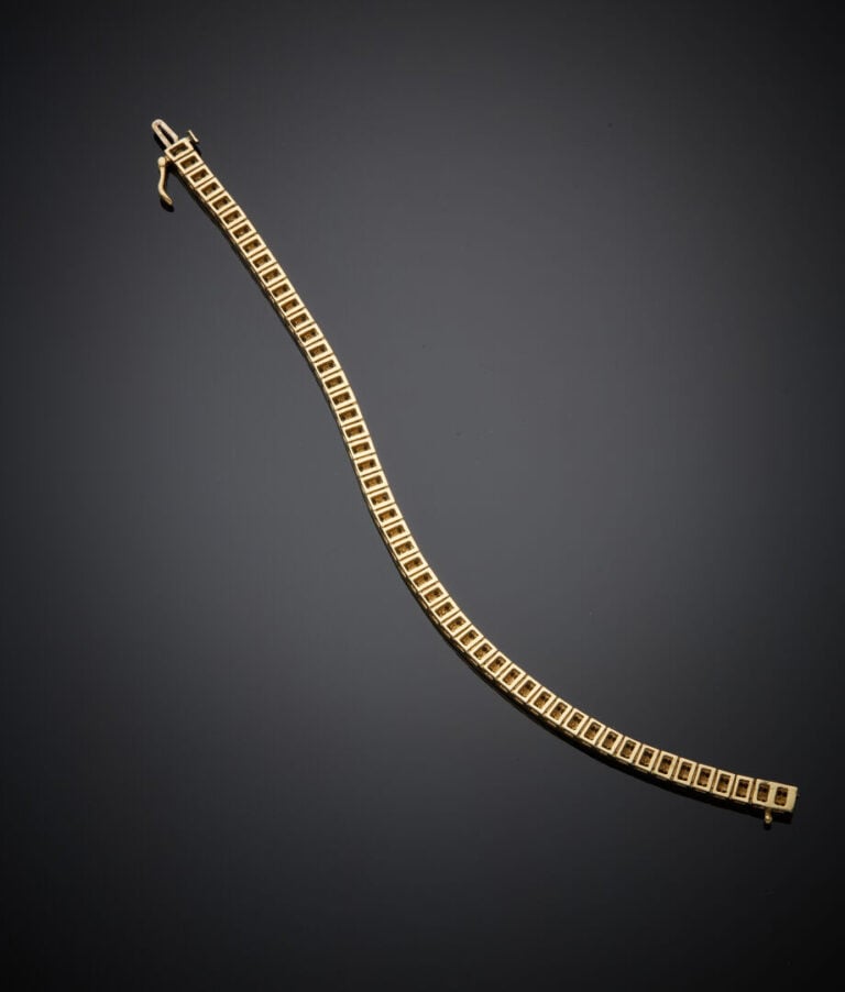 BRACELET en or jaune et or gris (585‰) 14 carats, serti d'un double rang de dia…