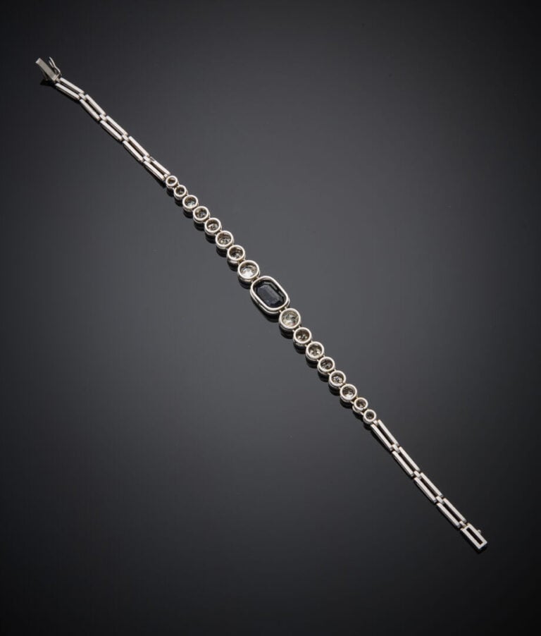 BRACELET en platine (min. 800‰) et or gris (750‰) articulé et ajouré, centré d'…