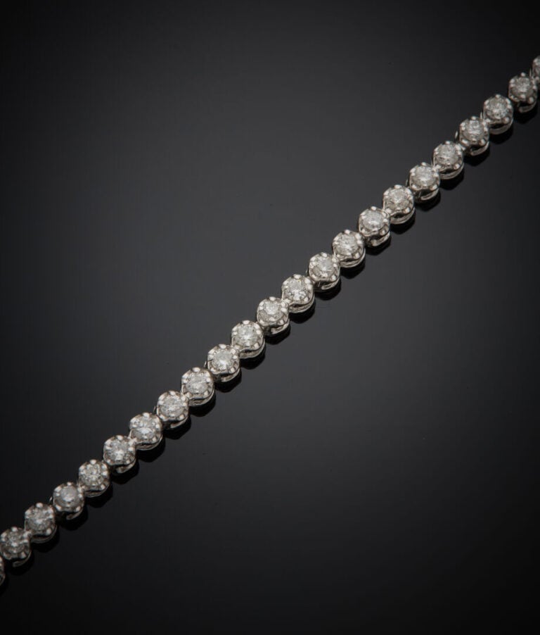 BRACELET fin en platine (950‰) d'un alignement de diamants taille brillant. - L…