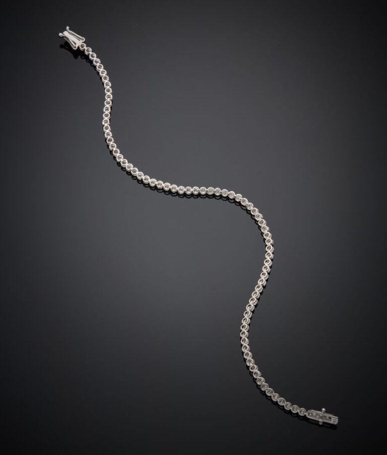 BRACELET fin en platine (950‰) d'un alignement de diamants taille brillant. - L…