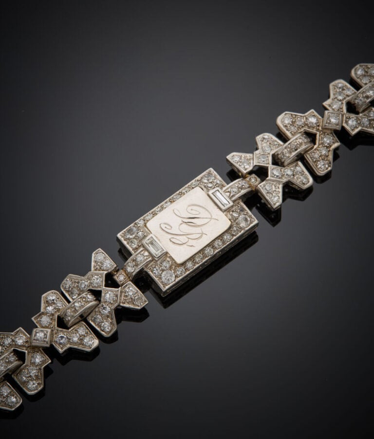 BRACELET géométrique (anciennement MONTRE) en platine (950‰) monogrammé "DB", a…