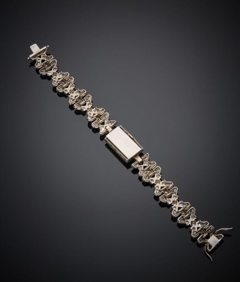 BRACELET géométrique (anciennement MONTRE) en platine (950‰) monogrammé "DB", a…