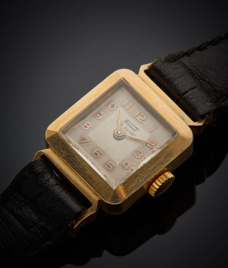 BRACELET MONTRE carrée de dame en or jaune (750‰). Cadran crème, chiffres arabe…