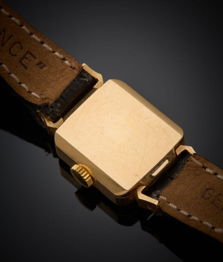 BRACELET MONTRE carrée de dame en or jaune (750‰). Cadran crème, chiffres arabe…