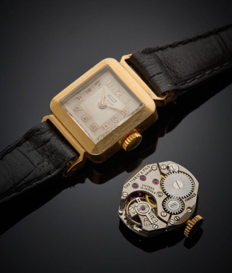 BRACELET MONTRE carrée de dame en or jaune (750‰). Cadran crème, chiffres arabe…