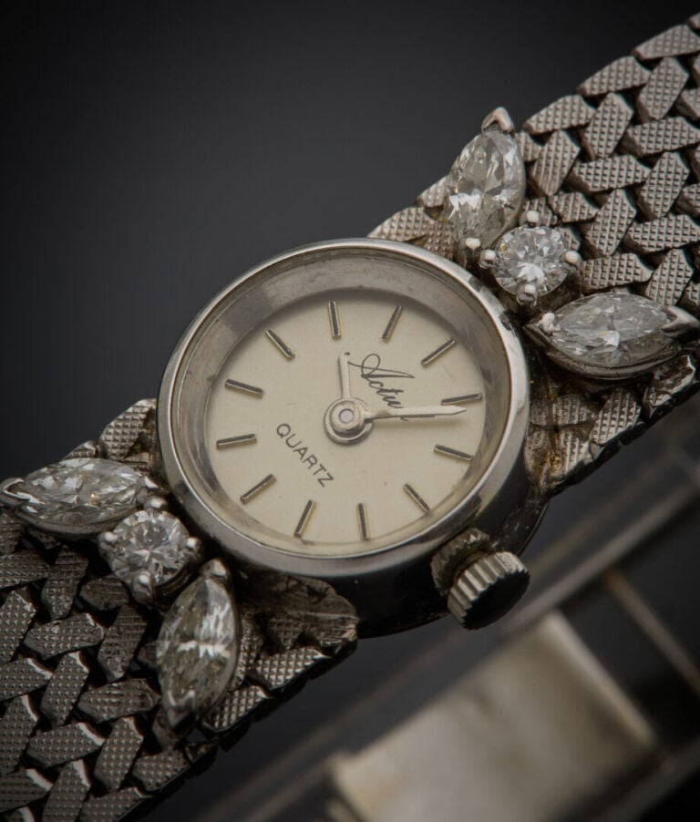 BRACELET MONTRE ronde de dame en platine (950‰) et or gris (750‰) guilloché et…