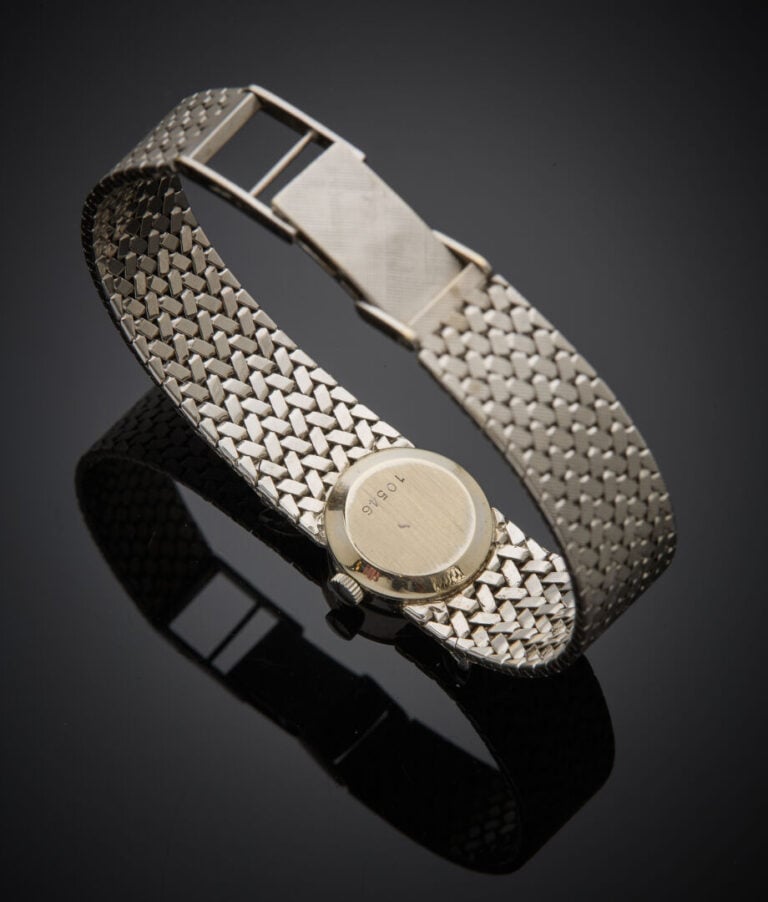 BRACELET MONTRE ronde de dame en platine (950‰) et or gris (750‰) guilloché et…