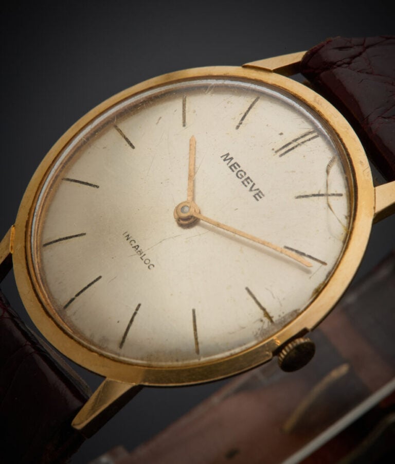 BRACELET MONTRE ronde en or jaune (750‰). Cadran satiné, index bâtonnets. Mouve…